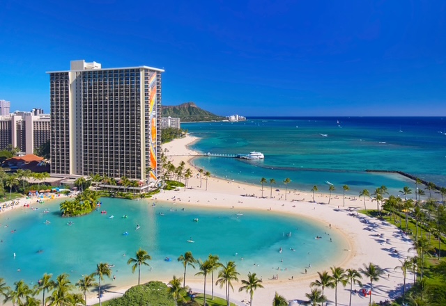 Hilton Hawaiian Village Lagoon on Waikiki Beach with Diamon Head